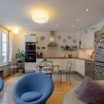 Elegant 2 Bd With Ac Golden Triangle Location