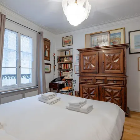 Apartment Elegant 2 Bd With Ac Golden Triangle Location Paris