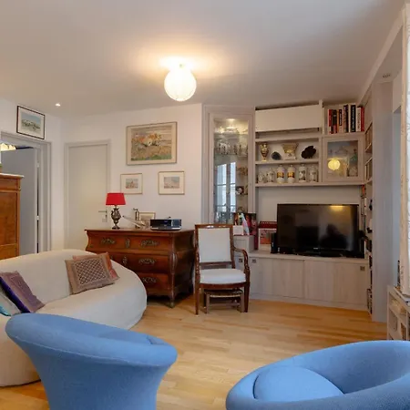 Elegant 2 Bd With Ac Golden Triangle Location *