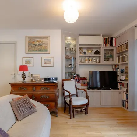 Elegant 2 Bd With Ac Golden Triangle Location *