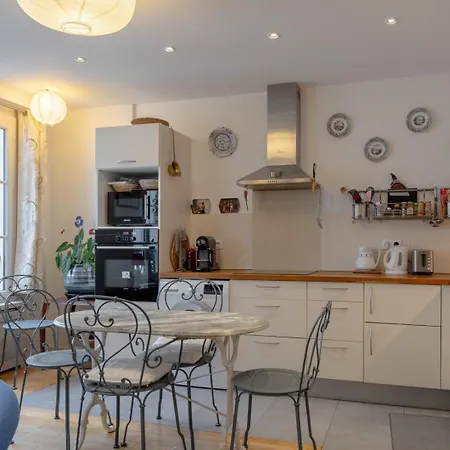 Elegant 2 Bd With Ac Golden Triangle Location Apartment Paris